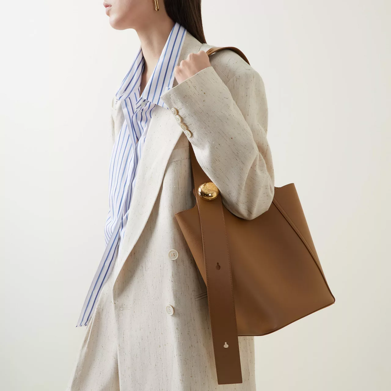 LOEWE Pebble Medium Bucket Bag - Oak