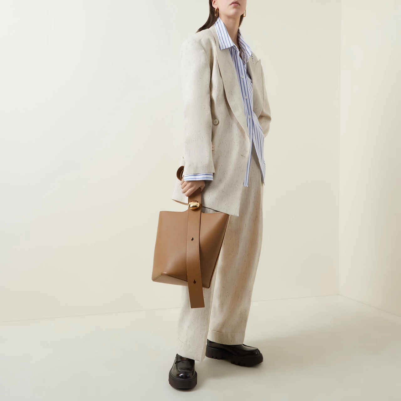 LOEWE Pebble Medium Bucket Bag - Oak